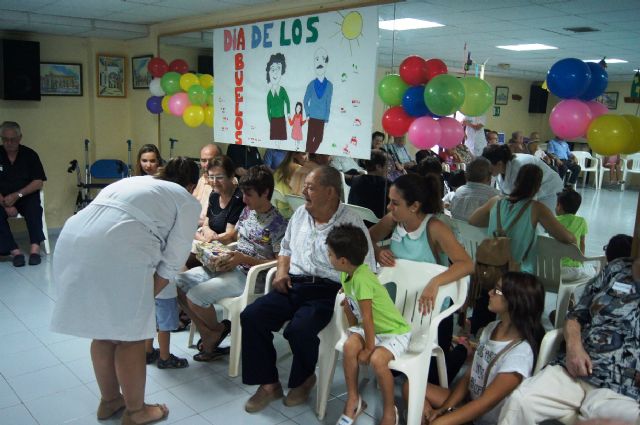 Autoridades municipales asisten a la jornada de convivencia organizada con motivo del Día del Abuelo en el Centro de Día de Personas Mayores, Foto 8