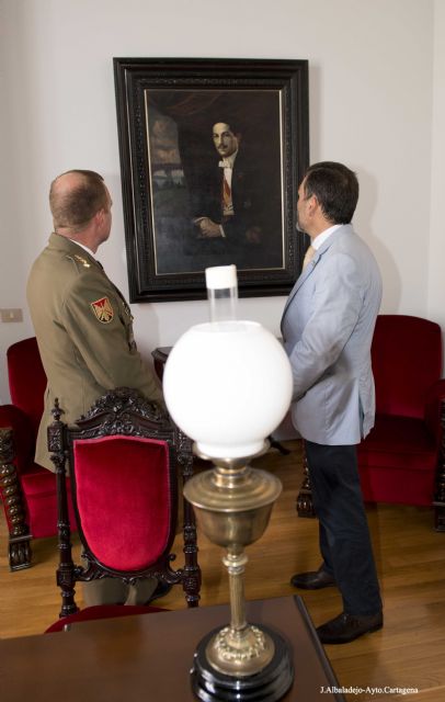 El Coronel Jefe de Artillería visita el Palacio Consistorial - 1, Foto 1