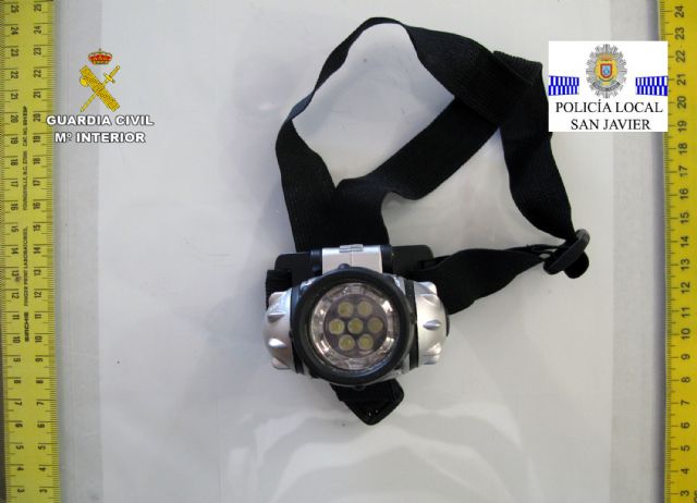 La Guardia Civil y la Policía Local de San Javier detienen a dos jóvenes por el hurto de mochilas en la playa - 1, Foto 1