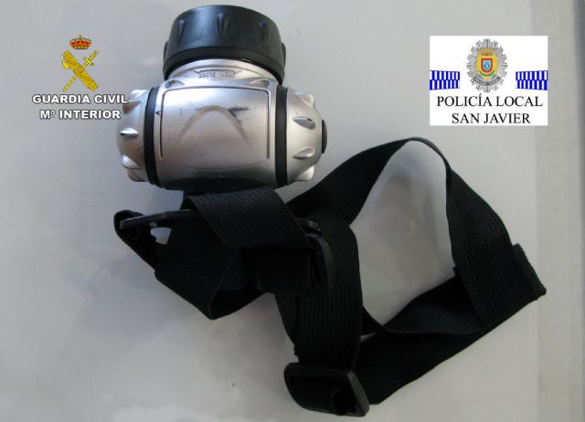 La Guardia Civil y la Policía Local de San Javier detienen a dos jóvenes por el hurto de mochilas en la playa - 2, Foto 2