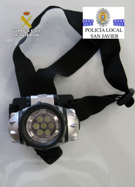 La Guardia Civil y la Policía Local de San Javier detienen a dos jóvenes por el hurto de mochilas en la playa - 3, Foto 3