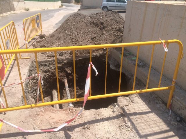 Comienzan las obras para ejecutar una nueva toma en la red que alimenta la impulsión de Aledo, en la carretera de La Huerta, Foto 6