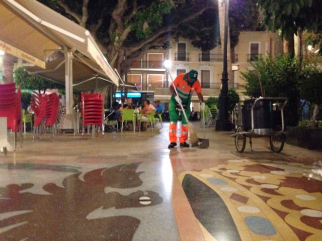 El Ayuntamiento pone en marcha un dispositivo nocturno especial de limpieza los fines de semana - 1, Foto 1
