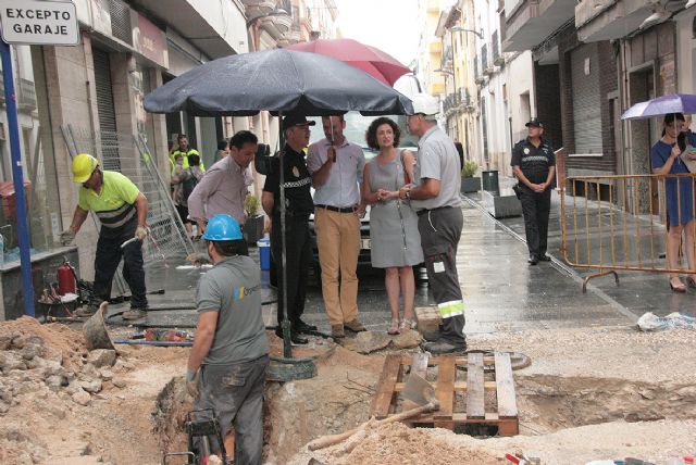 Una excavadora rompe  la conducción de gas en la calle Hospital - 2, Foto 2