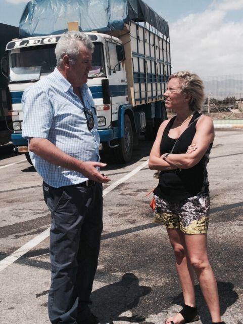 Adela Martínez-Cachá visita la nave hortofrutícola de Fuente Álamo destruida ayer por un incendio - 1, Foto 1