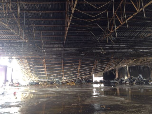 Adela Martínez-Cachá visita la nave hortofrutícola de Fuente Álamo destruida ayer por un incendio - 2, Foto 2