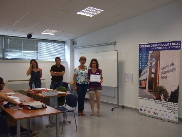 Diplomas are awarded to students in courses of Occupational Risks and Food Handler held in the CLD, Foto 1