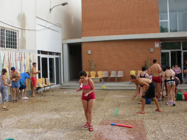 Usuarios del Centro Ocupacional José Moyá Trilla celebran la Fiesta del Agua dentro de las actividades de final del curso 2014/15, Foto 2