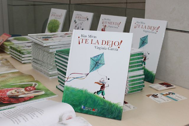 Blas Miras y Virginia García presentan en la biblioteca del Puerto dos nuevos libros infantiles - 1, Foto 1