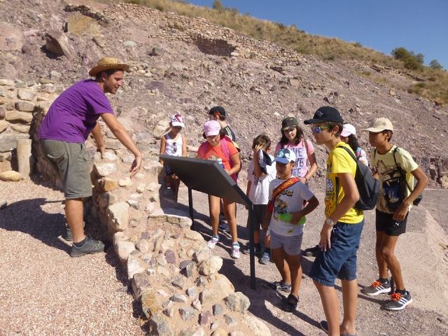 A total of 11 children participate in the "Week of Prehistory in La Bastida, Foto 1