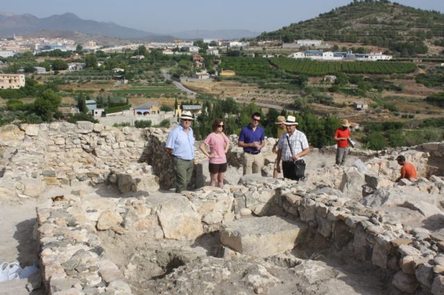 El Alcalde y la Concejala de Cultura visitan la excavación arqueológica de Begastri - 1, Foto 1
