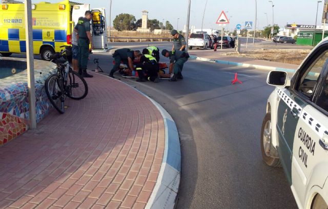 La Guardia Civil auxilia a un ciclista atropellado por un turismo - 1, Foto 1