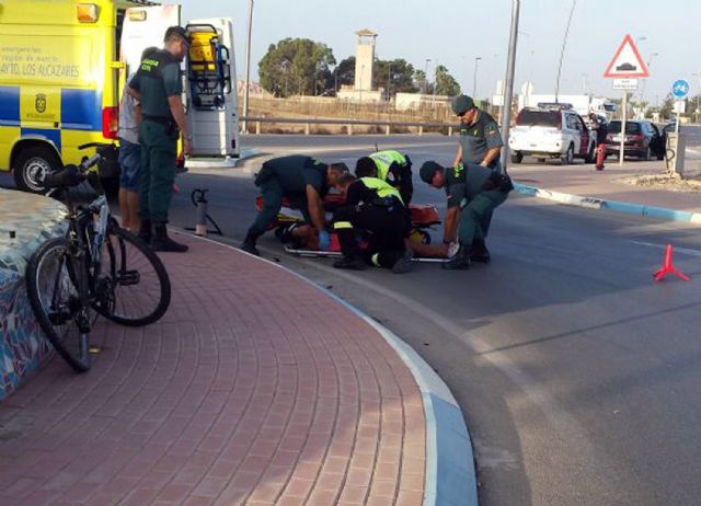 La Guardia Civil auxilia a un ciclista atropellado por un turismo - 2, Foto 2