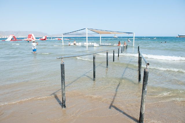 Sillas anfibias, andadores y pasarelas eliminan barreras en las playas de Mazarrón - 1, Foto 1