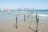 Sillas anfibias, andadores y pasarelas eliminan barreras en las playas de Mazarr�n
