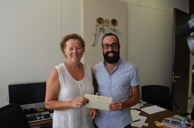 El edil de Cultura entrega las entradas para el Festival de Teatro, Música y Danza, de la campaña Leer compensa en la fase de agosto - 1, Foto 1