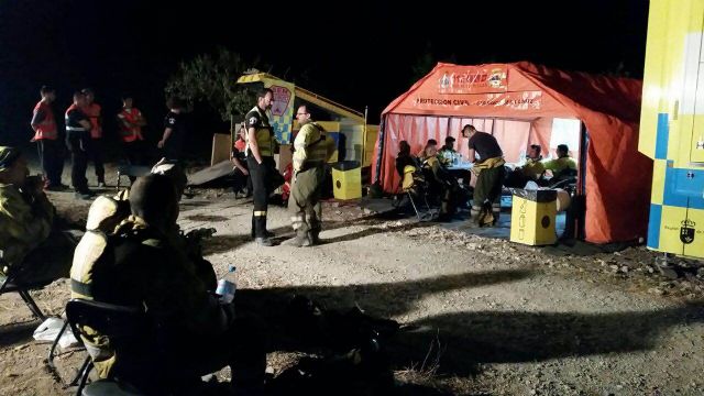 Protección Civil de Caravaca colabora en las labores de extinción del incendio de Zarcilla de Ramos - 1, Foto 1