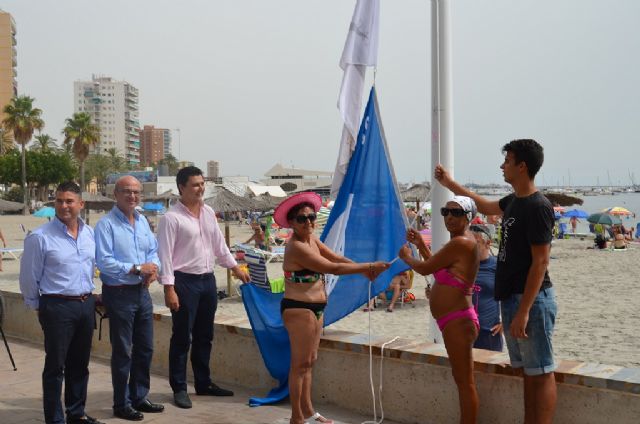Varios bañistas participaron junto al consejero de Turismo, el alcalde y el edil de Turismo en la izada de las banderas azul y Q de Calidad en Barnuevo - 1, Foto 1