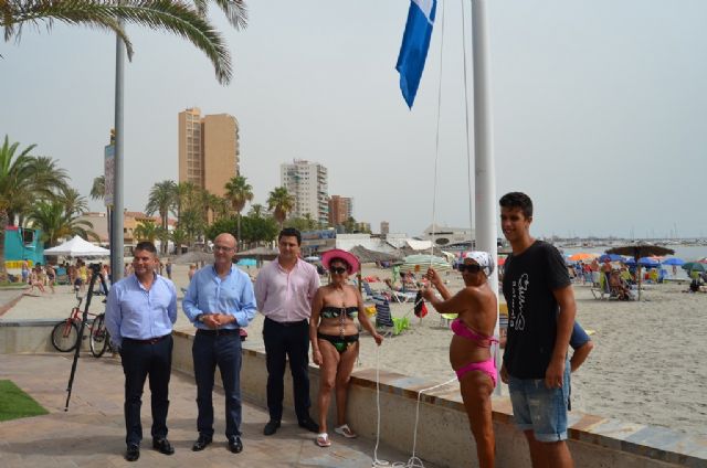Varios bañistas participaron junto al consejero de Turismo, el alcalde y el edil de Turismo en la izada de las banderas azul y Q de Calidad en Barnuevo - 2, Foto 2