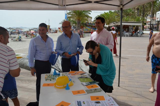 Varios bañistas participaron junto al consejero de Turismo, el alcalde y el edil de Turismo en la izada de las banderas azul y Q de Calidad en Barnuevo - 3, Foto 3