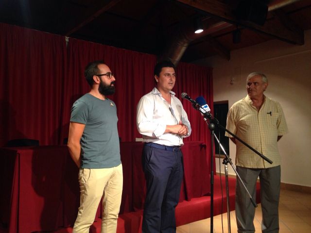 Los emblanquinats y óleos  de Bustos llenan la sala de exposiciones del Museo de San Javier en agosto - 1, Foto 1