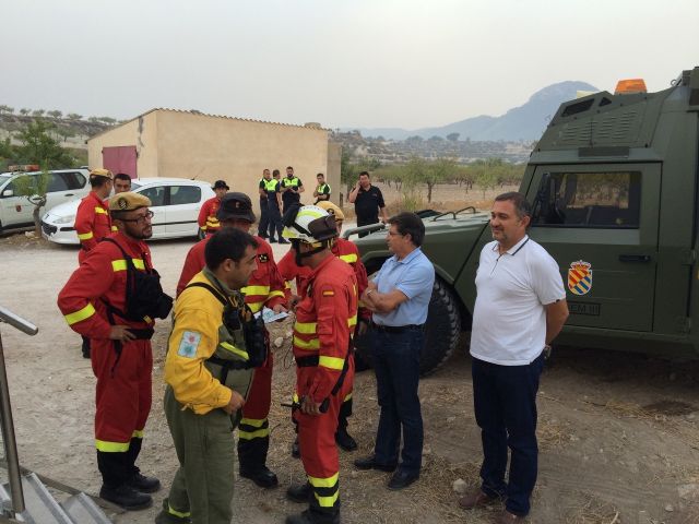 El Alcalde de Lorca supervisa los trabajos para la extinción del incendio de Zarcilla de Ramos - 2, Foto 2
