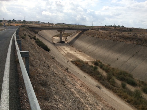 El alcalde advierte del peligro que existe de inundacin en el ncleo rural de Las Ventas y el Camino Real por una embocadura abierta en el Canal de El Paretn si la CHS no toma medidas - 1