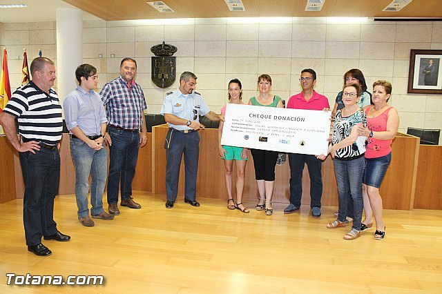El EVA-13 entrega a D´genes y AELIP 2.558 euros recaudados en la carrera Dragon Challenge, Foto 1