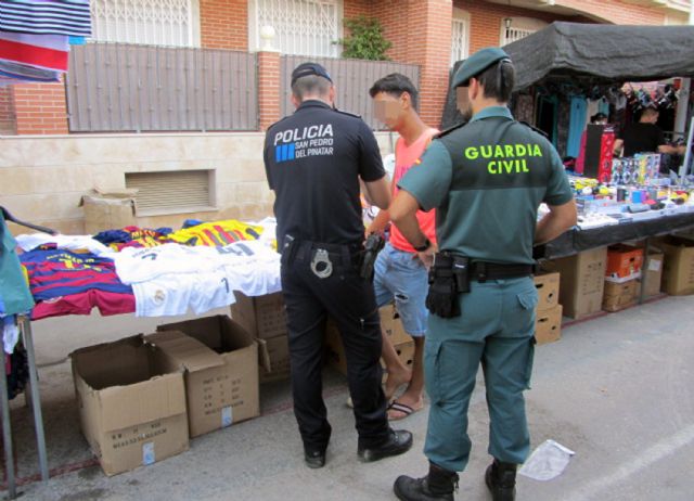 Incautadas más de 3.000 prendas textiles deportivas falsificadas en San  Pedro del Pinatar - 1, Foto 1