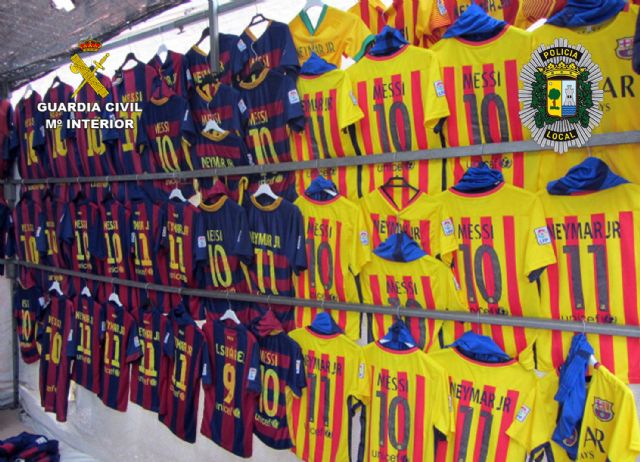 Incautadas más de 3.000 prendas textiles deportivas falsificadas en San  Pedro del Pinatar - 3, Foto 3