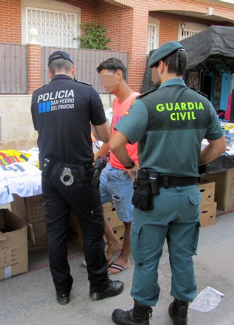 Incautadas más de 3.000 prendas textiles deportivas falsificadas en San  Pedro del Pinatar - 5, Foto 5