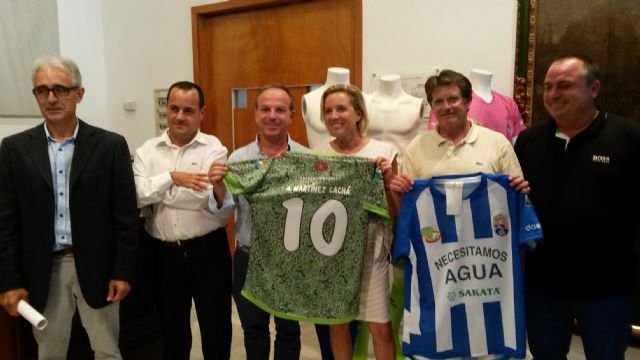 El equipo de fútbol La Hoya Lorca se solidariza con el sector primario poniendo en sus camisetas Necesitamos agua - 1, Foto 1