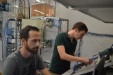 Dos alumnos montan una maqueta que simula la instrumentación de las grandes industrias