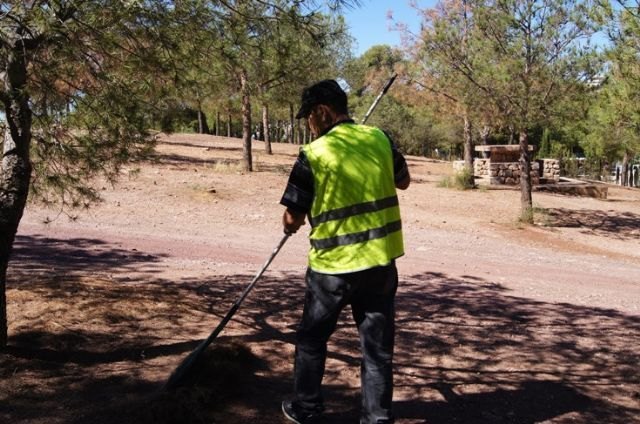 They clean the main recreational areas in the vicinity of La Santa in order to prevent forest fires, Foto 1