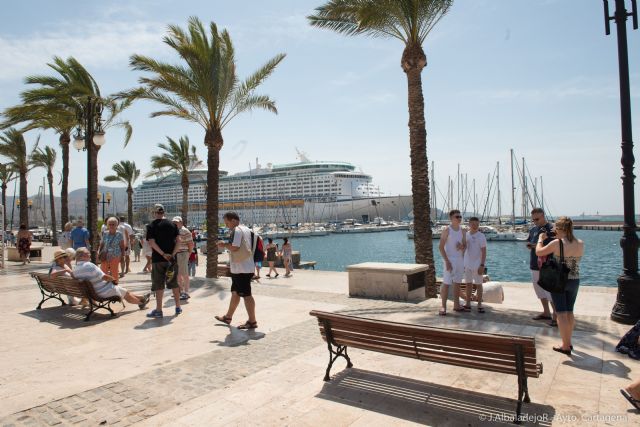 Más de tres mil quinientos turistas visitan la ciudad y sus comercios - 1, Foto 1
