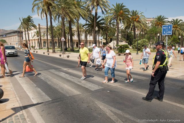 Más de tres mil quinientos turistas visitan la ciudad y sus comercios - 4, Foto 4