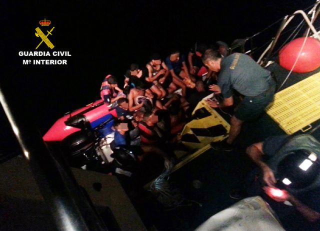 La Guardia Civil intercepta una patera con 13 inmigrantes que pretendían llegar a la costa de la Región - 1, Foto 1