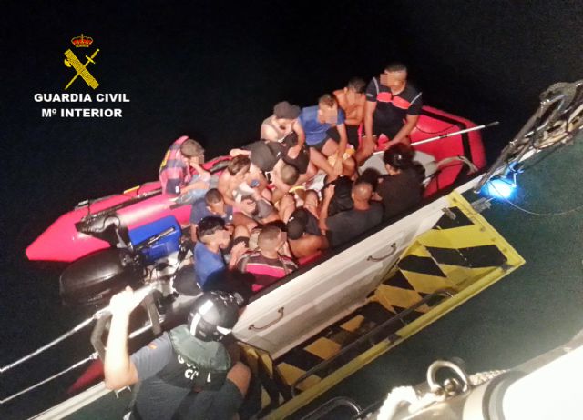La Guardia Civil intercepta una patera con 13 inmigrantes que pretendían llegar a la costa de la Región - 2, Foto 2