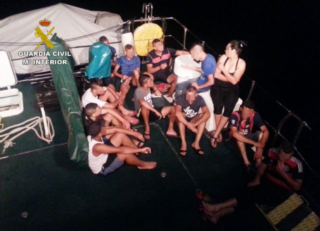 La Guardia Civil intercepta una patera con 13 inmigrantes que pretendían llegar a la costa de la Región - 3, Foto 3
