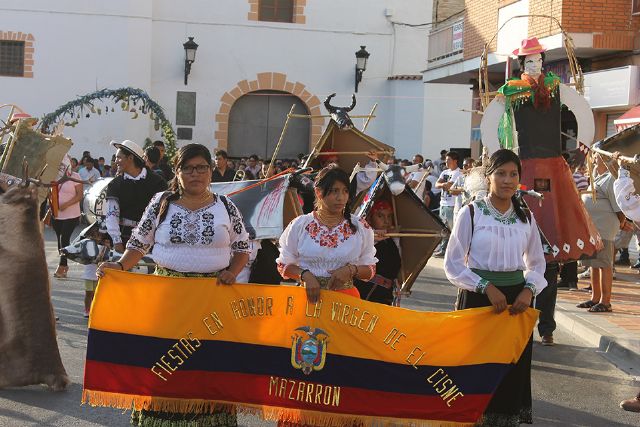La comunidad ecuatoriana y Percheles celebran sus fiestas, Foto 1