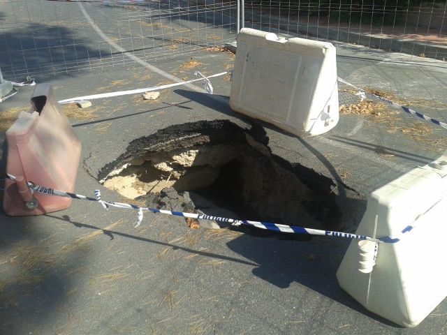 Fomento repara el hundimiento originado en la carretera de La Ñora - 1, Foto 1