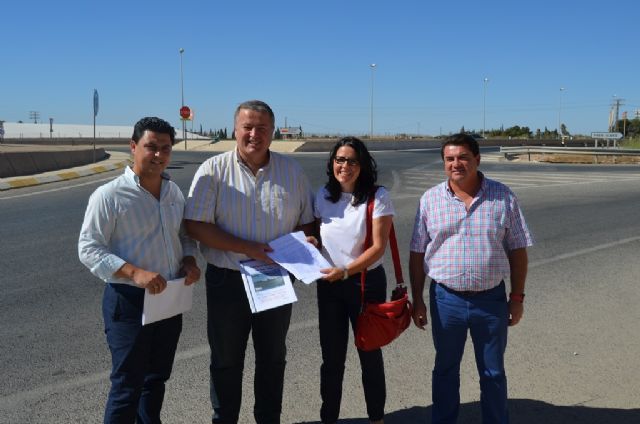 El consejero de Fomento e Infraestructuras se compromete en Pozo Aledo a dar una solución a la redonda de acceso a la pedanía - 2, Foto 2