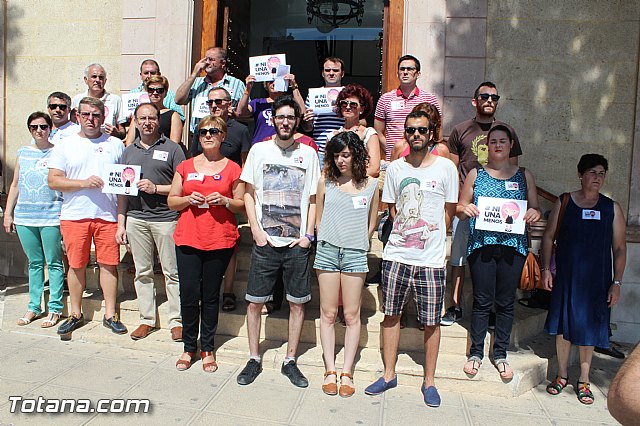 El Ayuntamiento de Totana guarda un minuto de silencio en repulsa contra la violencia de gnero - 2