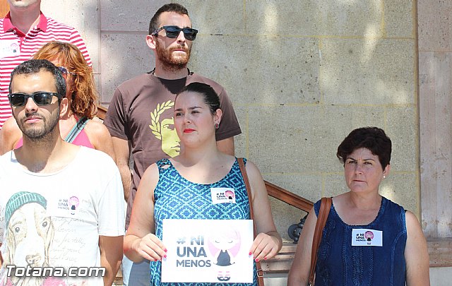 El Ayuntamiento de Totana guarda un minuto de silencio en repulsa contra la violencia de gnero - 3