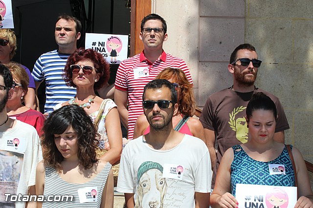 El Ayuntamiento de Totana guarda un minuto de silencio en repulsa contra la violencia de gnero - 4