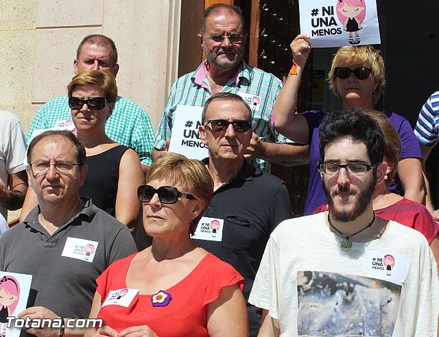 El Ayuntamiento de Totana guarda un minuto de silencio en repulsa contra la violencia de gnero - 5