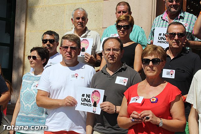 El Ayuntamiento de Totana guarda un minuto de silencio en repulsa contra la violencia de gnero - 6
