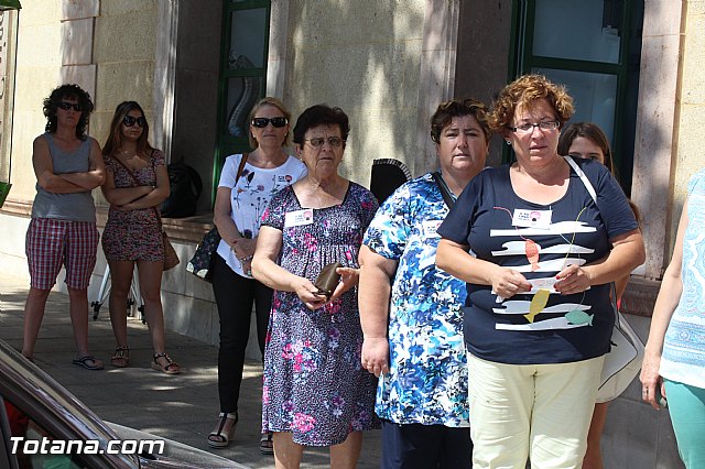 El Ayuntamiento de Totana guarda un minuto de silencio en repulsa contra la violencia de gnero - 7