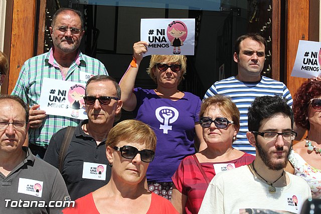 El Ayuntamiento de Totana guarda un minuto de silencio en repulsa contra la violencia de gnero - 10