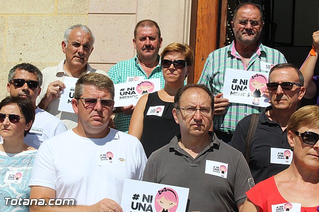 El Ayuntamiento de Totana guarda un minuto de silencio en repulsa contra la violencia de gnero - 9